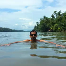 Colombiano atravessa o Amazonas a nado e segue até Belém para alertar contra a poluição